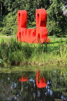 Roter Schriftzug "Huch" auf grüner Wiese im Gerisch-Skulpturenpark Neumünster