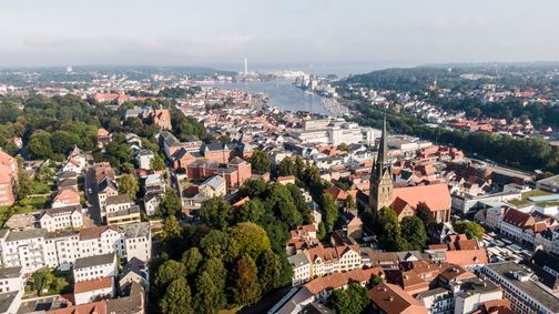 Drohnenansicht auf Flensburg und die St. Nikolaikirche