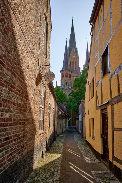 Blick durch eine Gasse in der Altstadt von Schleswig