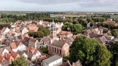 Drohnenansicht auf Friedrichstadt und die Remonstrantenkirche