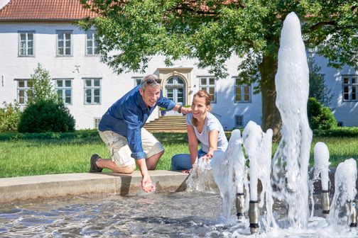 Paar genießt den Springbrunnen beim Kreismuseum