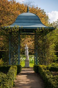Blick auf eine antike Skulptur im romantischen Garten