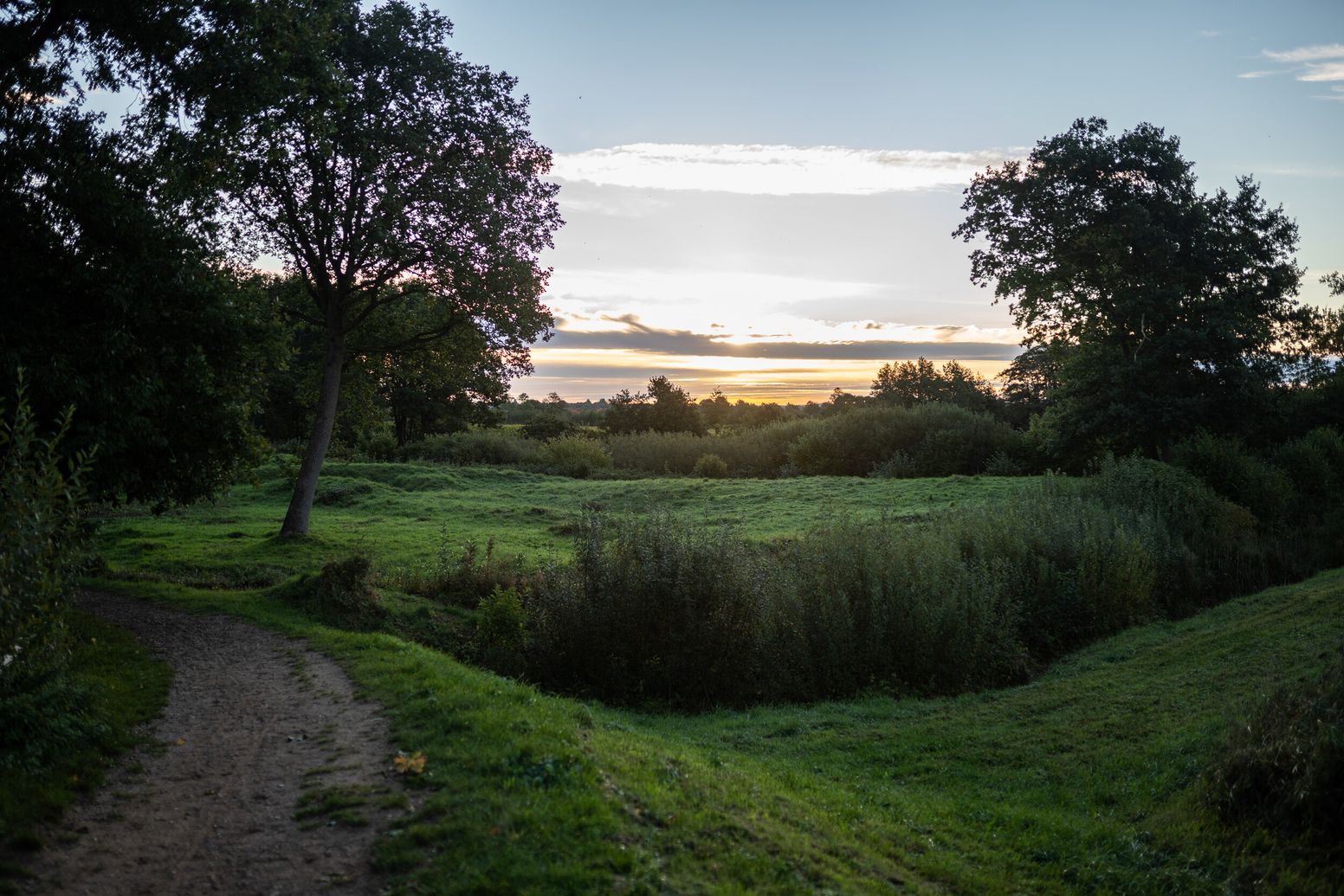 Landschaft des Danewerks zum Sonnenuntergang