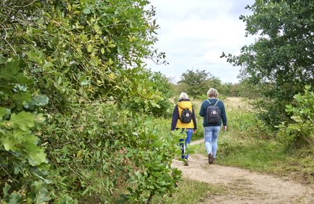 Zwei Frauen erkunden das Stiftungsland Schäferhaus.