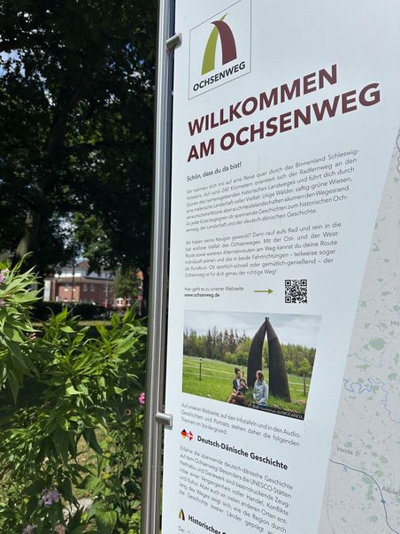 Eine Infotafel am Ochsenweg begrüßt Besucher und bietet Informationen zur Route und Geschichte des Weges.