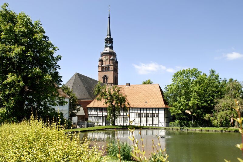 Adeliges Kloster mit Teich in Itzehoe