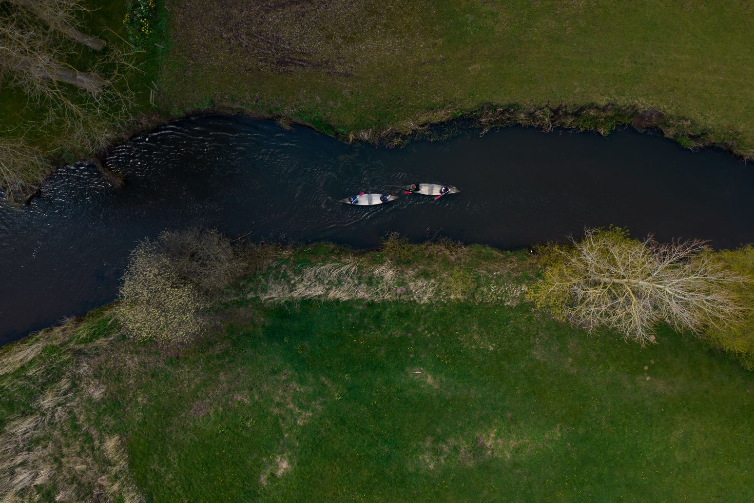 Zwei Kanus im Fluss aus der Vogelperspektive.