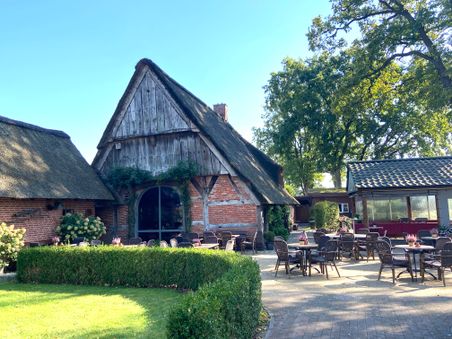 Das älteste Gebäude Padenstedt direkt am Dorfplatz beherbergt heute das Café Altes Rauchhaus