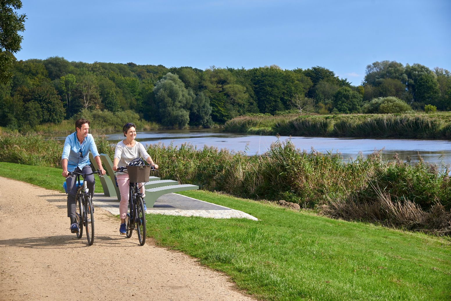 Ehepaar fährt auf dem Ochsenweg in Itzehoe entlang der Stör. Kreis Steinburg