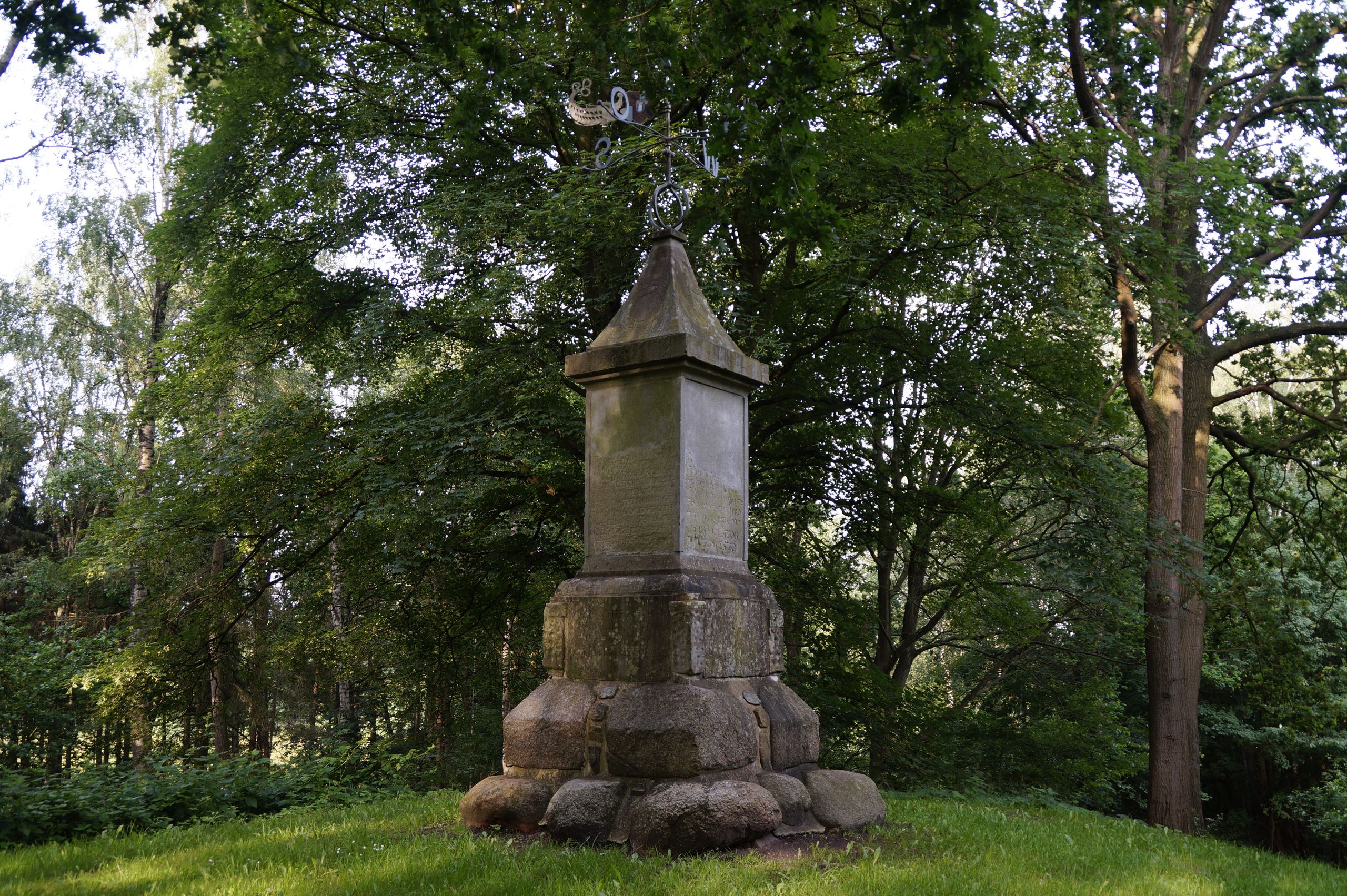 Der Tempel von Nordoe steht im Wald, umgeben von üppigem Grün und hohen Bäumen. Es hat eine quadratische Basis und eine dekorative Spitze.