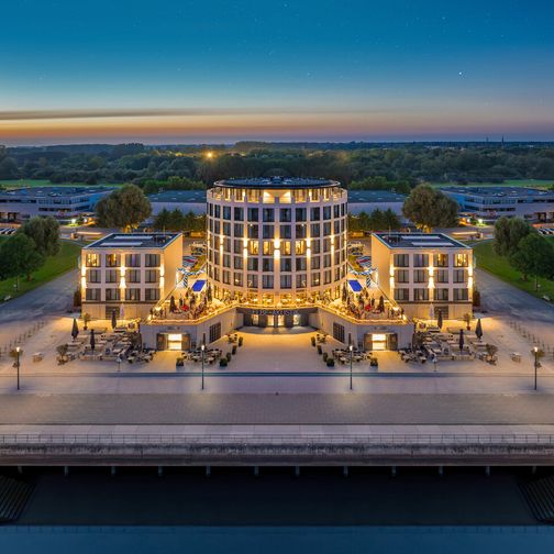 Innen- und Außenansichten des Hotel Hafen Wedel