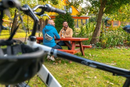 Hof Weide-Hardebek ist ein herrliches Ausflugsziel mit dem Rad, wo man sich im Cafe-Garten eine angenehme Auszeit gönnen kann.
