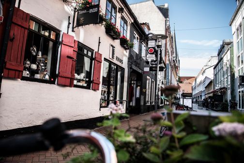 Inhabergeführte Geschäfte, Restaurants, Cafés und die fünf Kaufmannshöfe verleihen dem Shoppen in der Roten Straße ein einzigartiges Flair. 