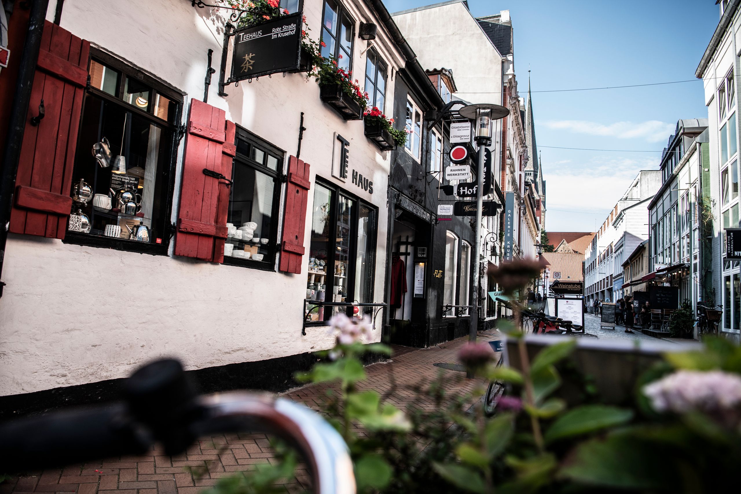 Inhabergeführte Geschäfte, Restaurants, Cafés und die fünf Kaufmannshöfe verleihen dem Shoppen in der Roten Straße ein einzigartiges Flair. 