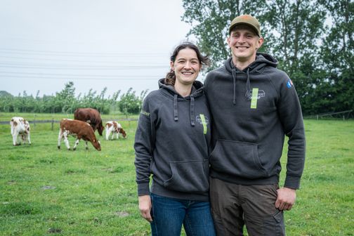 Das Betriebsleitungsteam vom Hof Fuhlreit auf der Weide