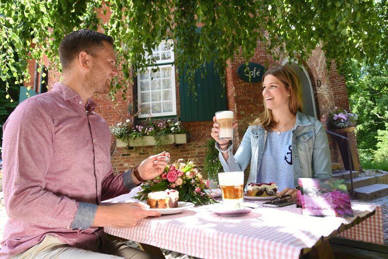 Paar genießt leckeren Kaffee und Kuchen 