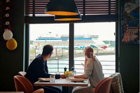 Innen- und Außenansichten des Hotel Hafen Wedel