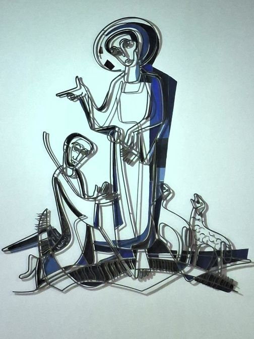 Stilisiertes Kunstwerk in der Jesus Guter Hirt-Kirche in Bad Bramstedt. Zwei Figuren, eine stehend und eine kniend, mit Schaf.