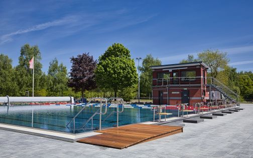 Das Schwimmerbecken mit Bahnen von 25 Meter Länge sorgt im Geestlandbad Kropp für Badespaß bei kleinen und großen Gästen.