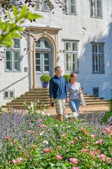 Ein Paar besichtigt den Prinzesshof und das Kreismuseum in Itzehoe