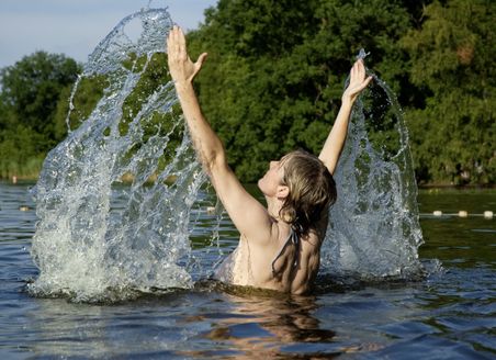 Eine Frau genießt das Bad in der Lohmühle