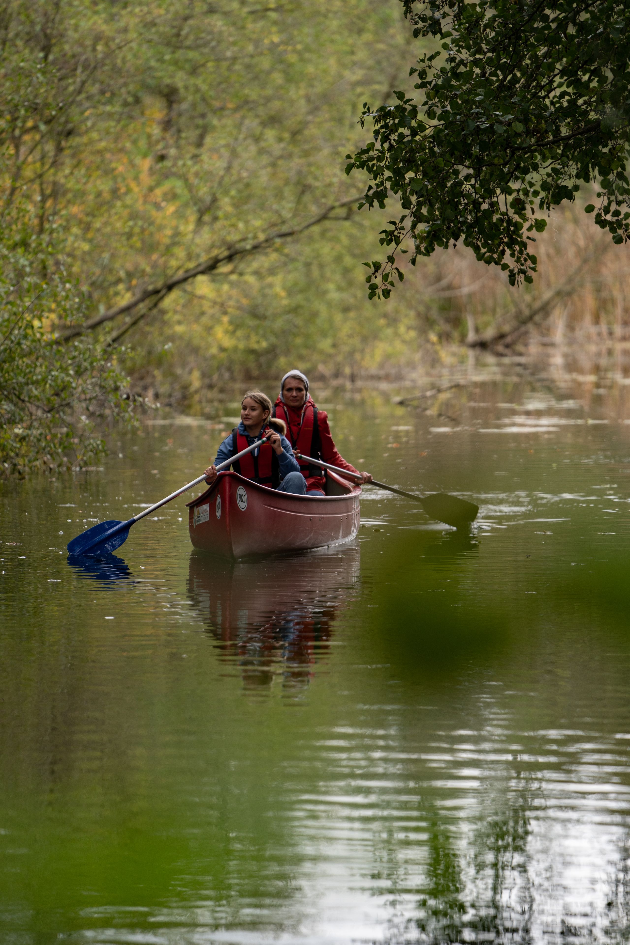 Zwei Paddler im Kanu auf dem Wasser.