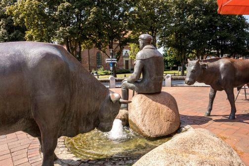 Blick auf die Skulptur Ochsentränke in Hohenwestedt