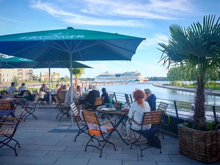 Innen- und Außenansichten des Hotel Hafen Wedel