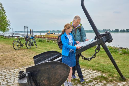Die Planung für die nächste Radtour wird direkt an der Elbe mithilfe Holsteins Entdeckerkarte gemacht