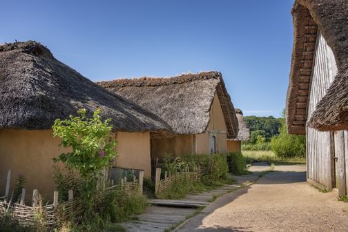 Die originalgetreu nachgebauten Häuser der Wikingersiedlung Haithabu gehören zum UNESCO Weltkulturerbe